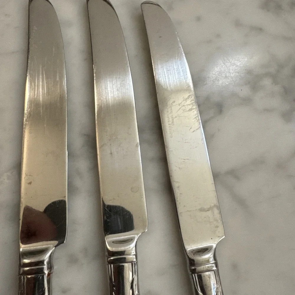 Reed Barton VICTORIA Dinner Knives Stainless Steel Glossy Scrolls Lot Of 4